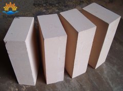 What are the requirements for bonded clay when producing semi-dry clay bricks?